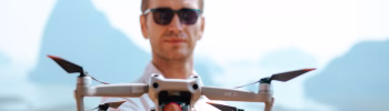Droniarz z dronem w Tajlandii