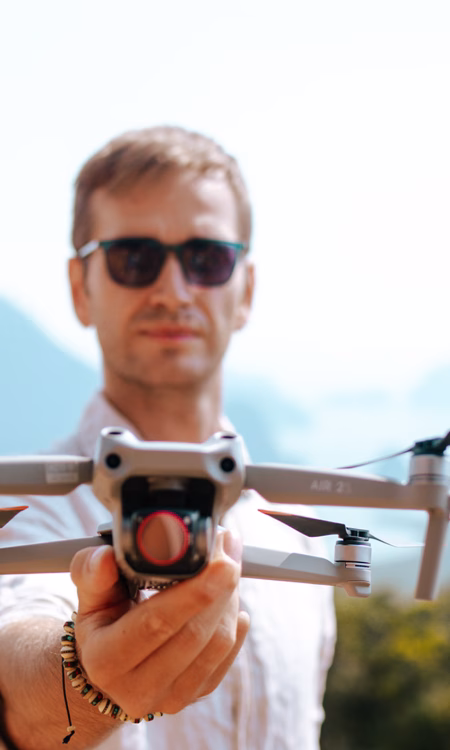 Droniarz z dronem w Tajlandii