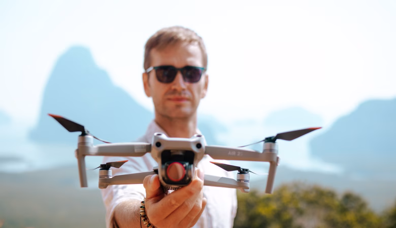 Droniarz z dronem w Tajlandii